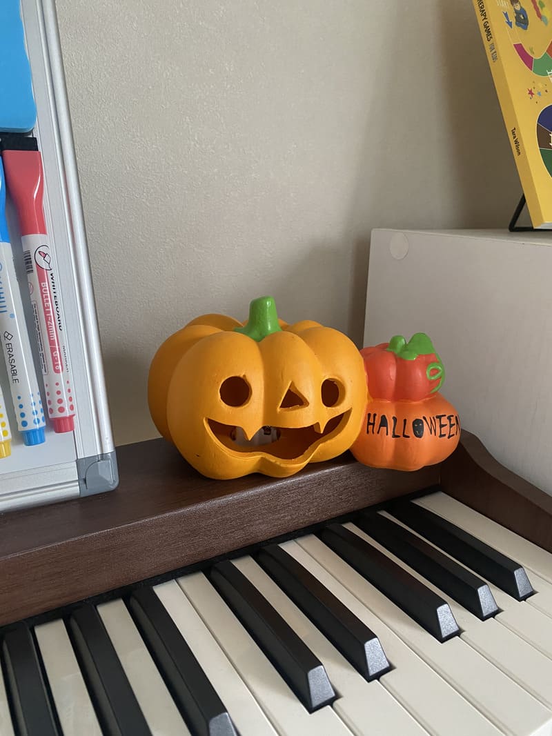 アクティブ英語 福岡平尾教室のハロウィンイベント！ピアノの上にも